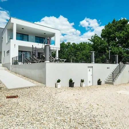 Katharina Comfortable Maslenica
